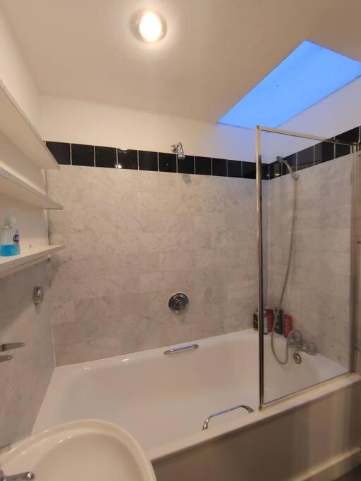 Stylish Apartment Near Carnaby Street, Sleeps 4. Лондон Экстерьер фото