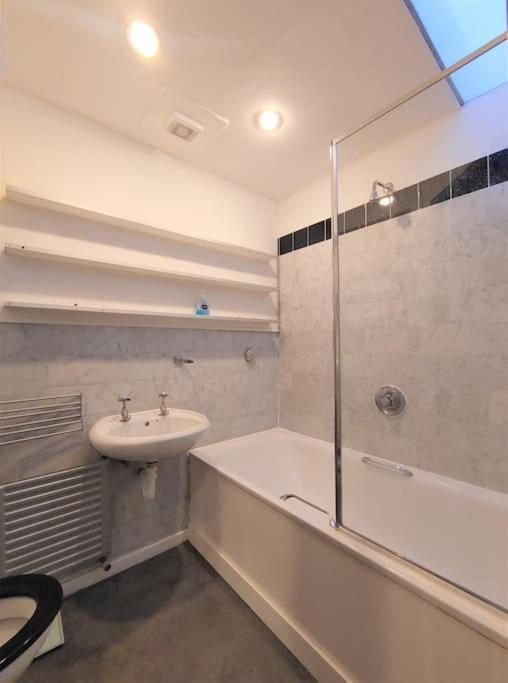 Stylish Apartment Near Carnaby Street, Sleeps 4. Лондон Экстерьер фото